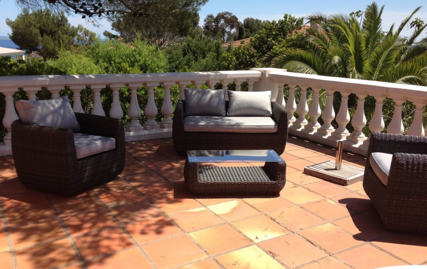 Location de vacances - Villa à Saint-Aygulf - Grande terrasse avec vue sur mer