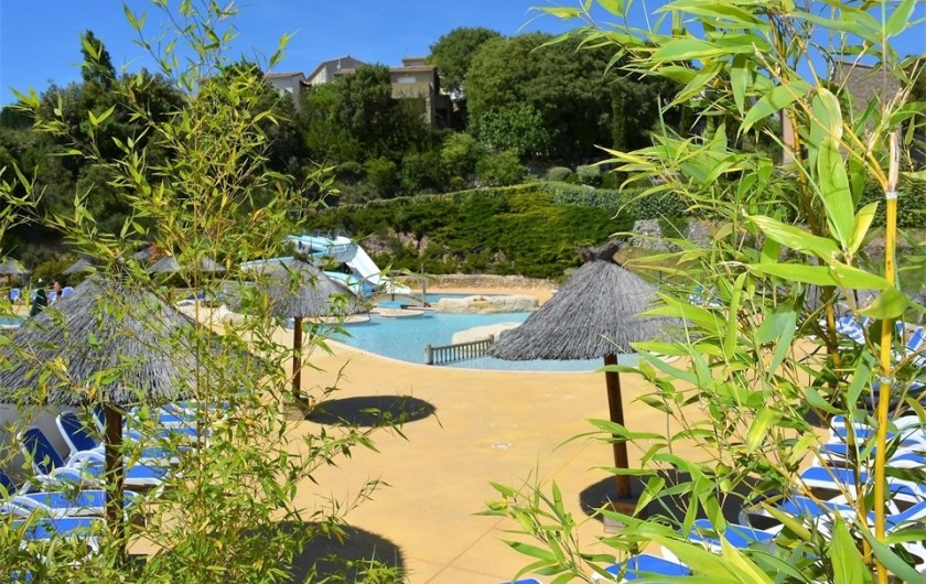 Location de vacances - Maison - Villa à Salavas - chaises longues et parasols de la piscine
