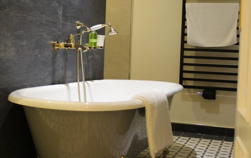 Location de vacances - Appartement à Bad Ems - Salle de bain avec baignoire en fonte