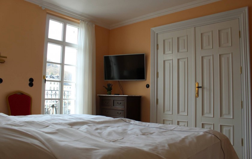 Location de vacances - Appartement à Bad Ems - Chambre à coucher avec 2 lits et accès balcon