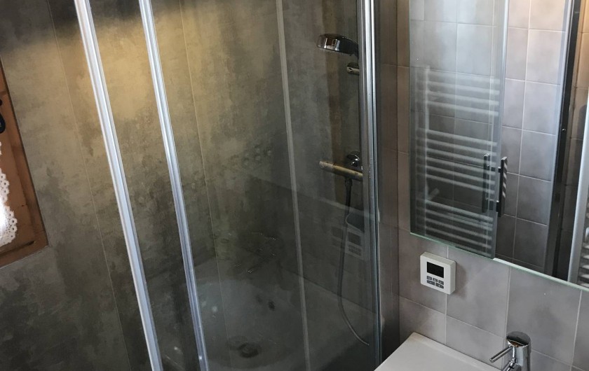 Salle de bain neuve avec douche à l'italienne