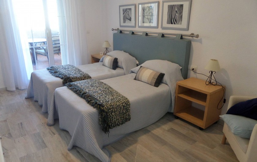 Location de vacances - Appartement à Marbella - Main bedroom which opens onto the top terrace.