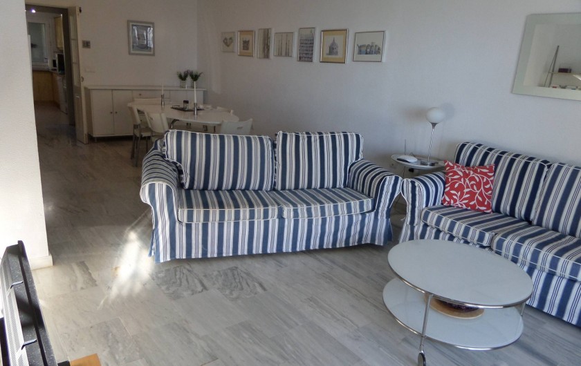 Location de vacances - Appartement à Marbella - Lounge going through to dining room.