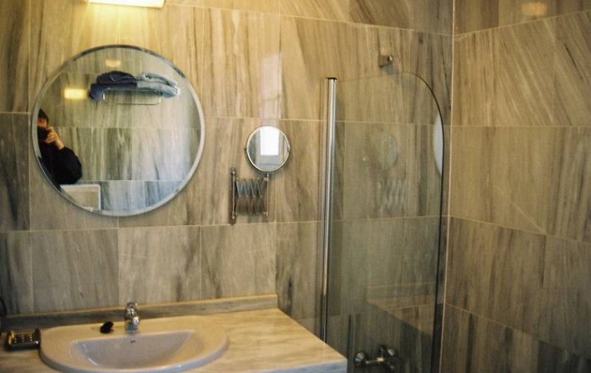 Location de vacances - Appartement à Marbella - En suite bathroom, both bathrooms are full and identical.