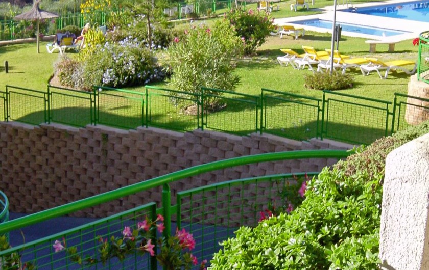 Location de vacances - Appartement à Marbella - Taken from the lower terrace across to the pools.