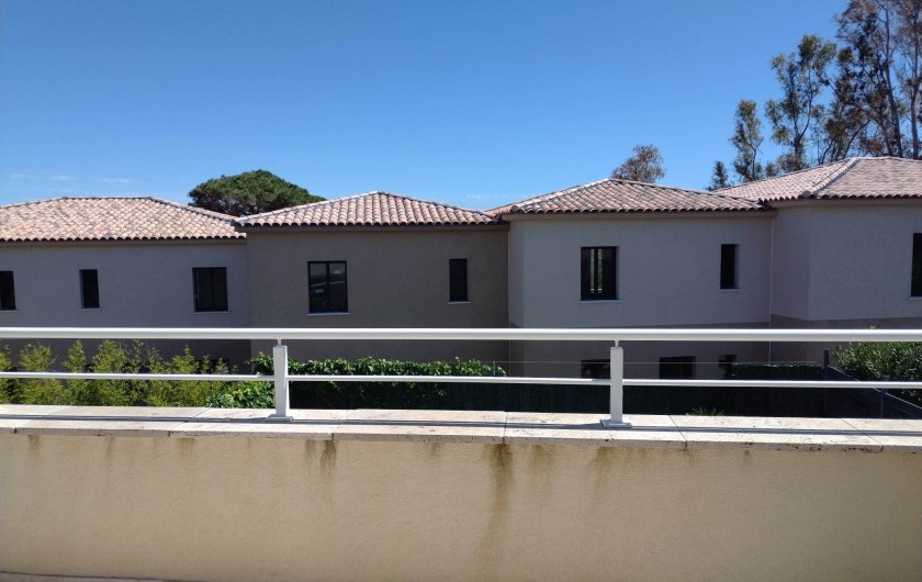 Location de vacances - Villa à Sainte-Maxime - vue centre du solarium