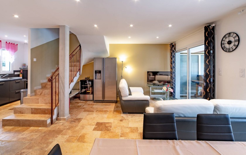 Location de vacances - Villa à Sainte-Maxime - montée d'escalier, frigo américain, cave à vin et canapés