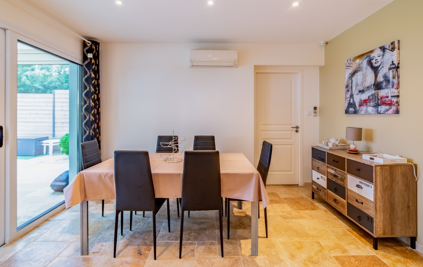 Location de vacances - Villa à Sainte-Maxime - séjour et porte de la chambre du RDC