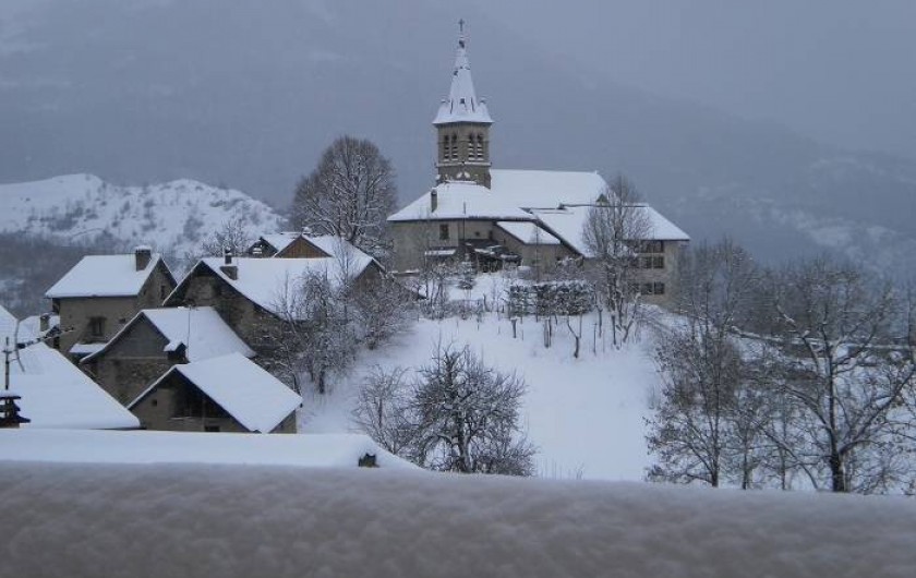 Location de vacances - Chalet à Mizoën - vue du village de la terrasse en hiver