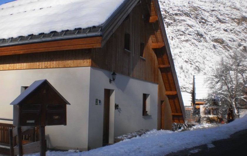 Location de vacances - Chalet à Mizoën - façade côté entrée l'hiver