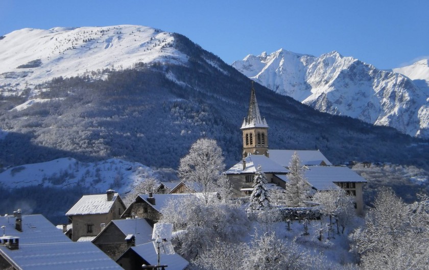 Location de vacances - Chalet à Mizoën - vue du village l'hiver de la terrasse du chalet