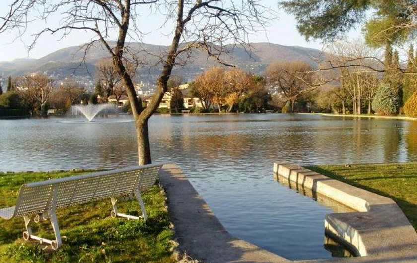 Location de vacances - Mas à Grasse - Le lac est bordé d'un chemin de promenade.  Au bout du lac, un accès au bois.