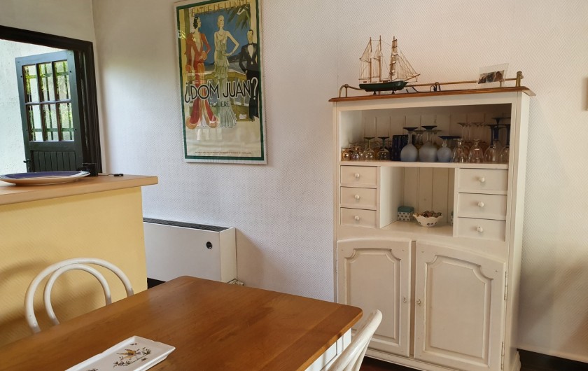 Location de vacances - Mas à Grasse - Table et vaisselier.  Comptoir de la cuisine.