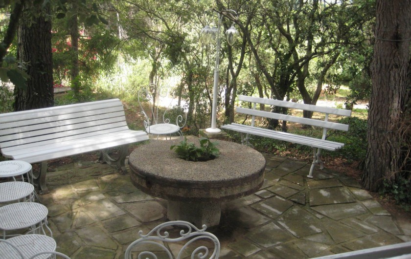 Location de vacances - Mas à Paradou - Entre maison et piscine,  un espace ombragé pour prendre apéritif ou goûter