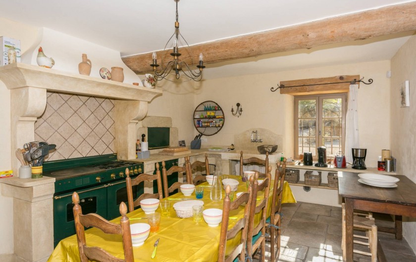 Location de vacances - Mas à Foissac - cuisine avec frigo américain, table de cuisson rosières et 1er lave vaisselle