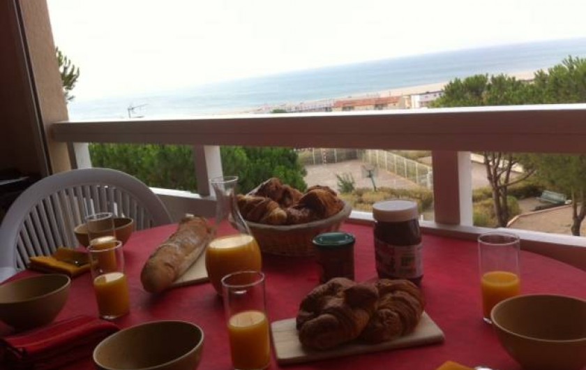 Location de vacances - Appartement à Saint-Pierre la Mer - Petit déjeuner avec vue mer
