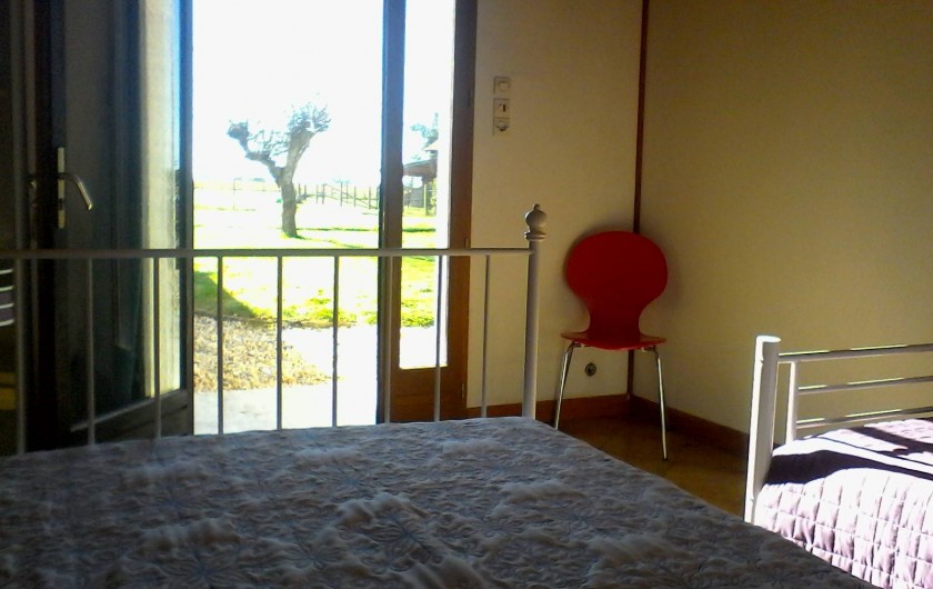 Location de vacances - Maison - Villa à Jau-Dignac-et-Loirac - vue sur jardin et accès autonome