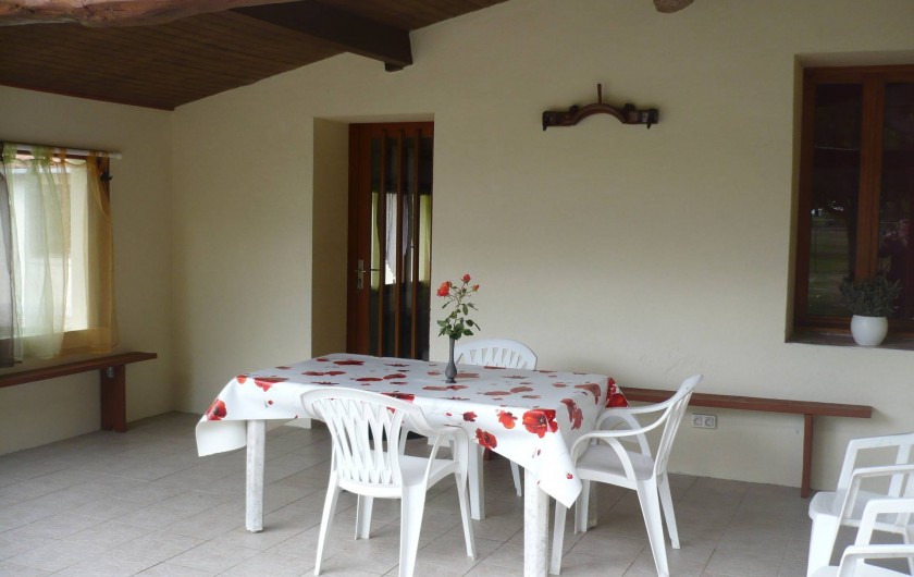 Location de vacances - Maison - Villa à Jau-Dignac-et-Loirac - porche couvert , fermé 3 cotés