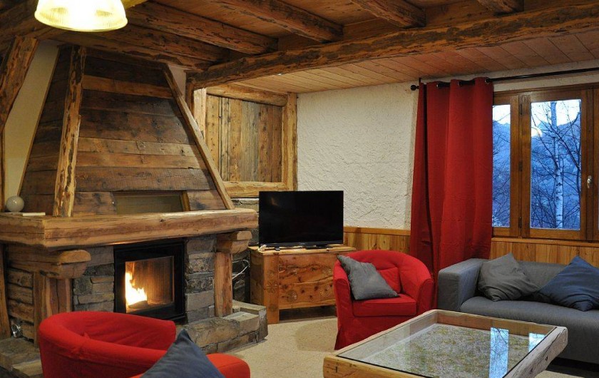 Location de vacances - Chalet à Puy-Saint-Vincent - le salon et sa "cheminée"(poêle à granulés)
