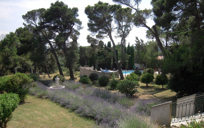 Location de vacances - Gîte à Badens - Parc et piscine vue de la maison de maître
