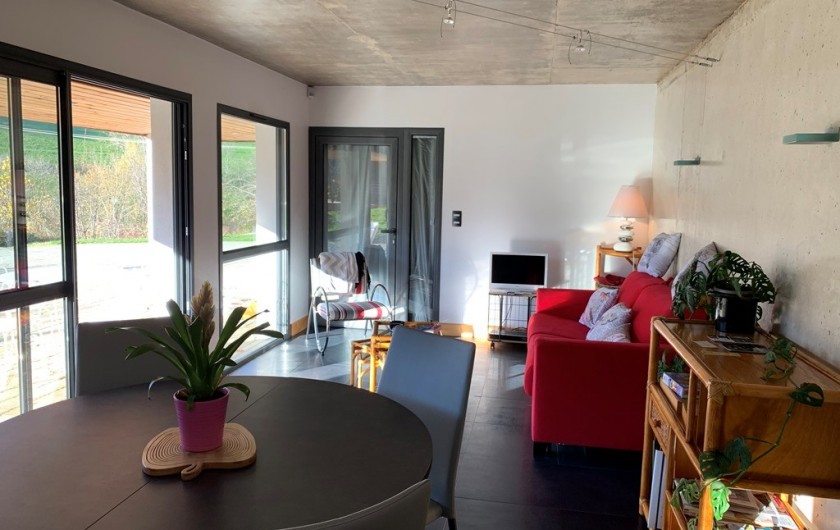 Location de vacances - Appartement à Valsonne - Grand séjour avec coin salon qui donne directement sur la terrasse