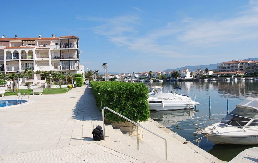 Location de vacances - Appartement à Empuriabrava - Appartement plein sud avec vue sur jardin, piscine et lac au bout de la marina.
