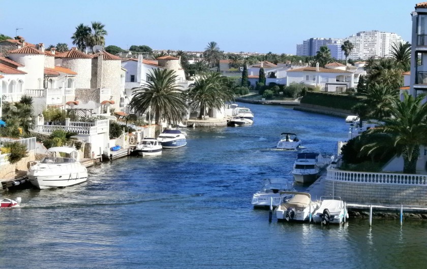 Location de vacances - Appartement à Empuriabrava - Vue du balcon vers marina. Belle plage sable : 1000 m de la résidence.
