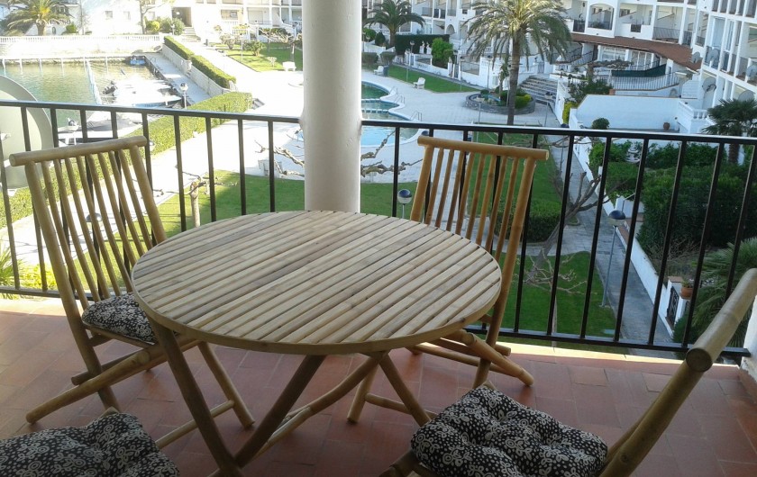 Location de vacances - Appartement à Empuriabrava - Balcon plein sud, face jardin et piscine. Vue animée (parachutes, bateaux)