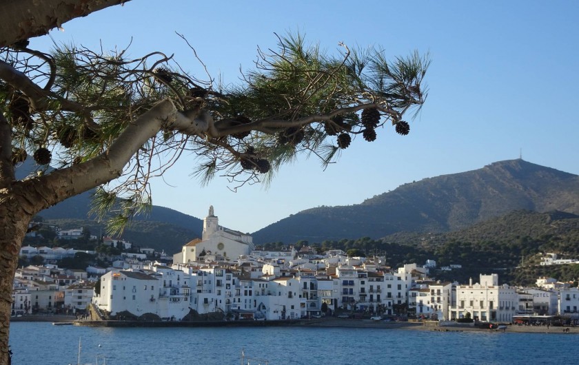 Location de vacances - Appartement à Empuriabrava - CADAQUES : village de DALI à 15 kms appartement, par mer ou route dans colline.