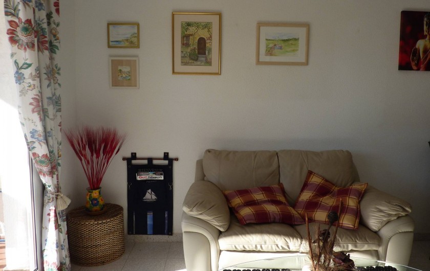Location de vacances - Appartement à Empuriabrava - Canapé de détente, face à télévision avec 20 chaînes françaises, wifi...