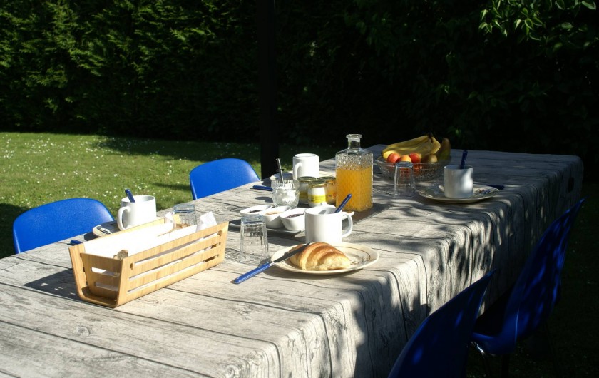 Location de vacances - Chambre d'hôtes à Vecquemont - CASA: petit déjeuner sous la tonnelle