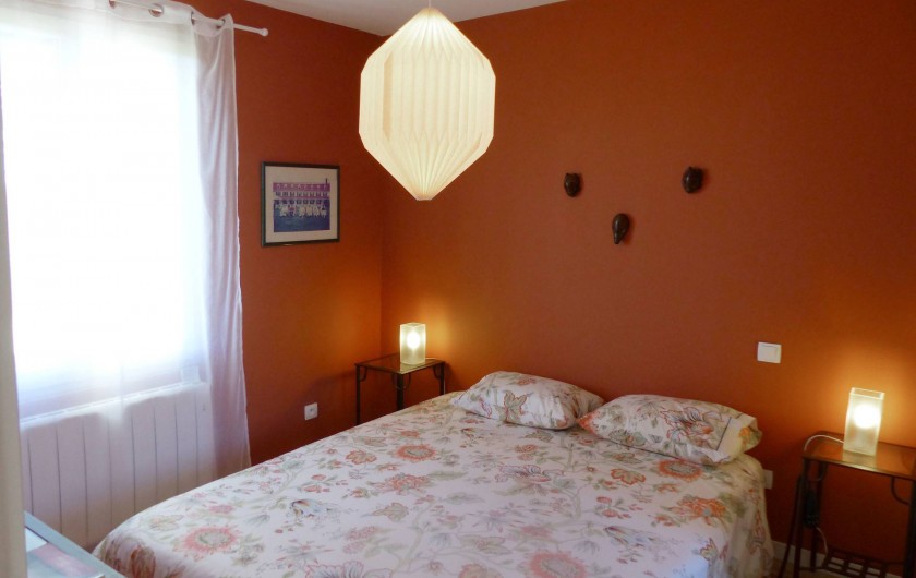 Location de vacances - Appartement à Fontain - Chambre d'inspiration marocaine : grande bibliothèque et placard