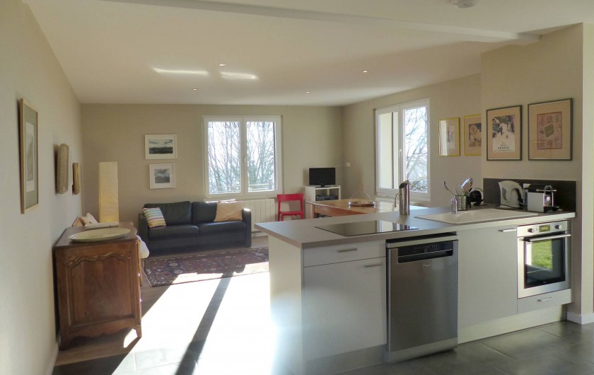 Location de vacances - Appartement à Fontain - Cuisine ouverte sur le séjour : vaisselle porcelaine, cafetière Nespresso