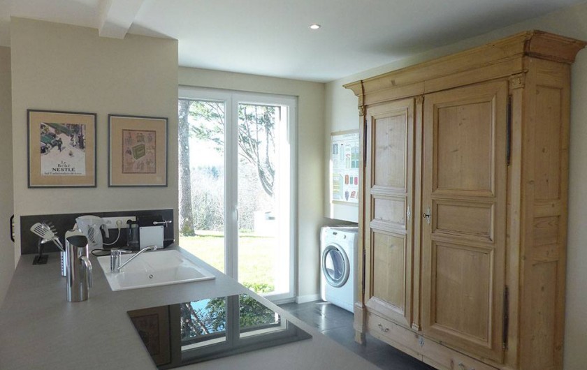 Location de vacances - Appartement à Fontain - Cuisine avec équipements électroménagers haute gamme et nombreux ustensiles