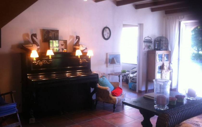 Location de vacances - Mas à Sainte-Marine - autre vue du salon; la porte ouvre sur le parc