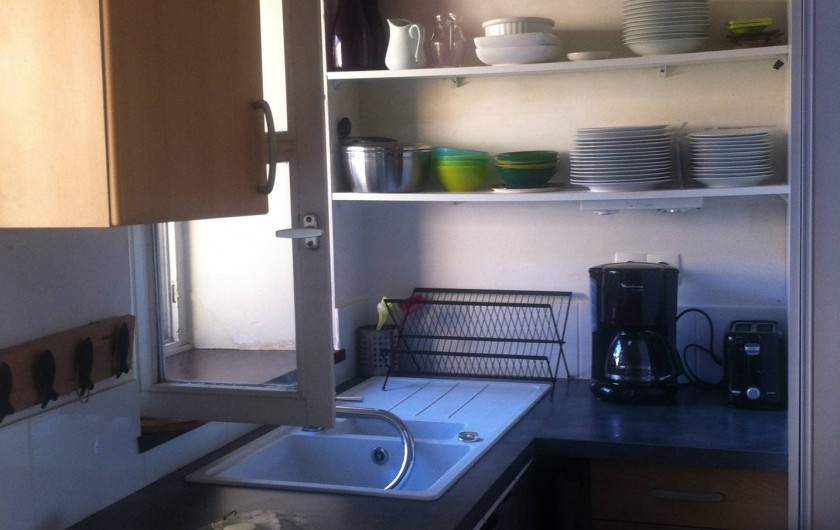 Location de vacances - Mas à Sainte-Marine - un coté de la cuisine tout équipée vue sur jardin intérieur