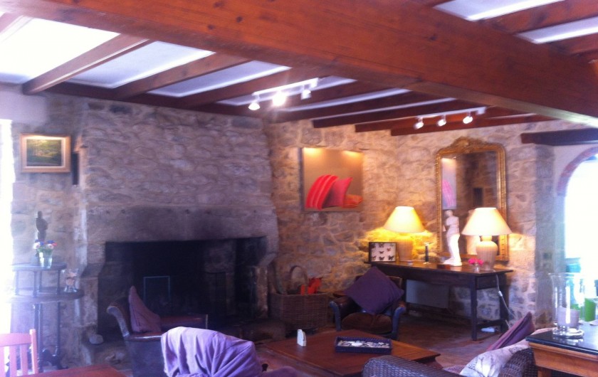 Location de vacances - Mas à Sainte-Marine - Le salon , la porte du fond donne dans la cuisine