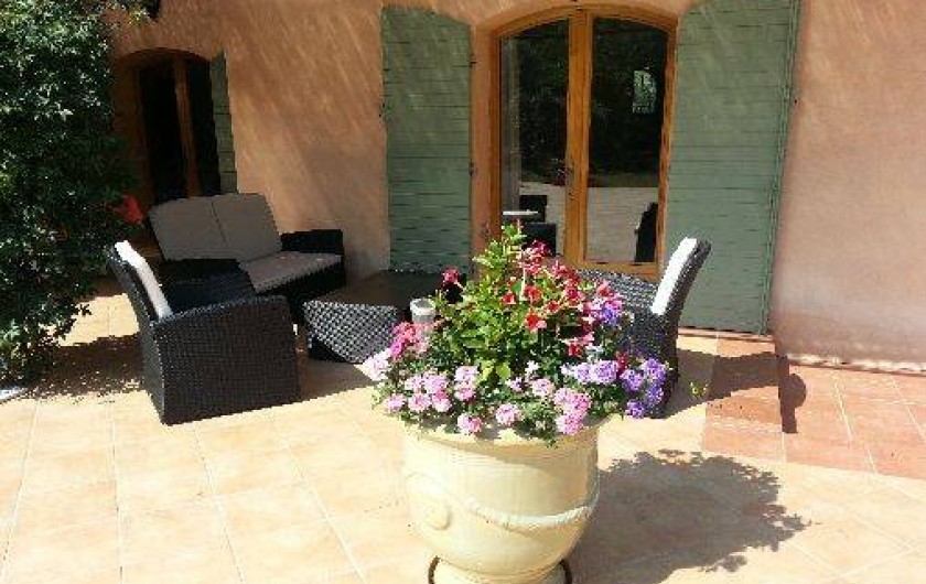 Location de vacances - Chambre d'hôtes à Cotignac - salon devant chambre l'Olivette