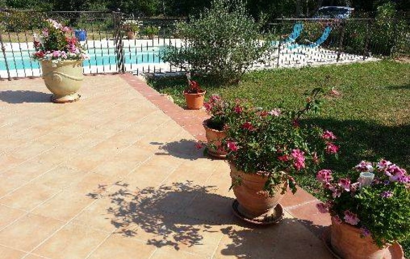 Location de vacances - Chambre d'hôtes à Cotignac - terrasse vue sur piscine