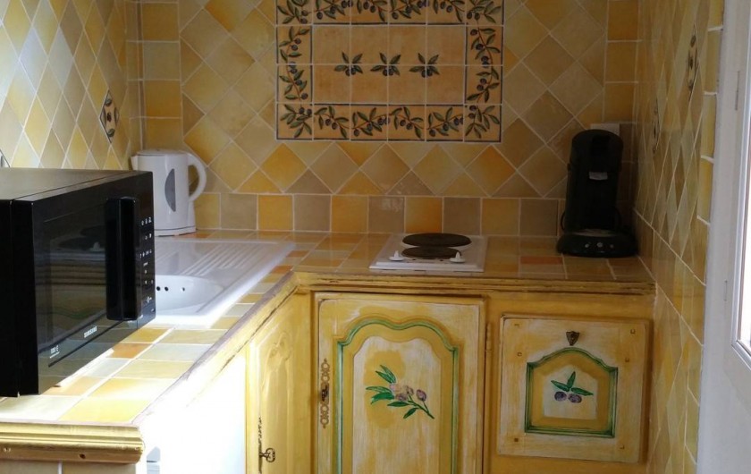 Location de vacances - Chambre d'hôtes à Cotignac - coin cuisine chambre l'Olivette