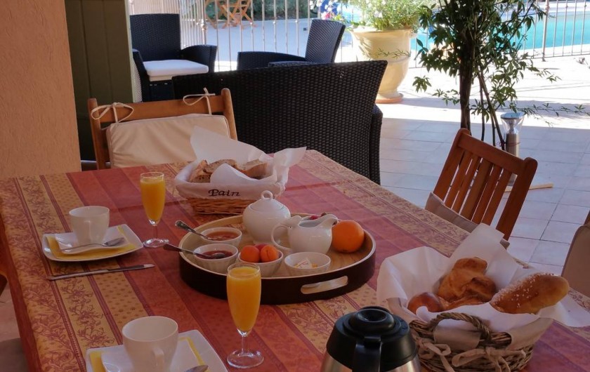 Location de vacances - Chambre d'hôtes à Cotignac - petit déjeuner sous la pergola