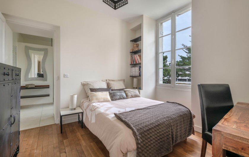 Location de vacances - Villa à Pornichet - 1 er étage, chambre exposée Est avec vue sur jardin et salle d'eau