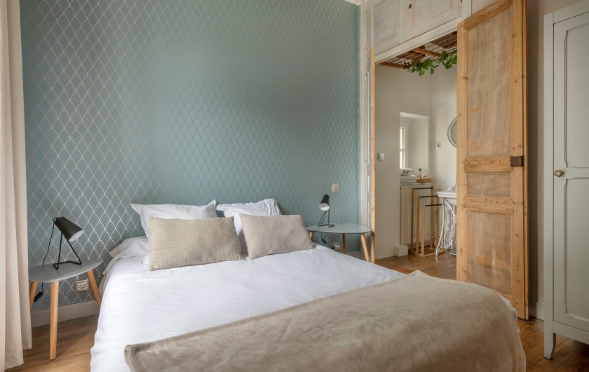 Location de vacances - Villa à Pornichet - chambre rez de chaussée avec lit 140 et salle d'eau communiquante