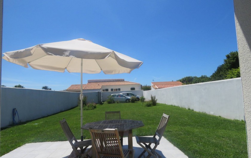 Location de vacances - Villa à Ars-en-Ré - Jardin terrasse vus du séjour