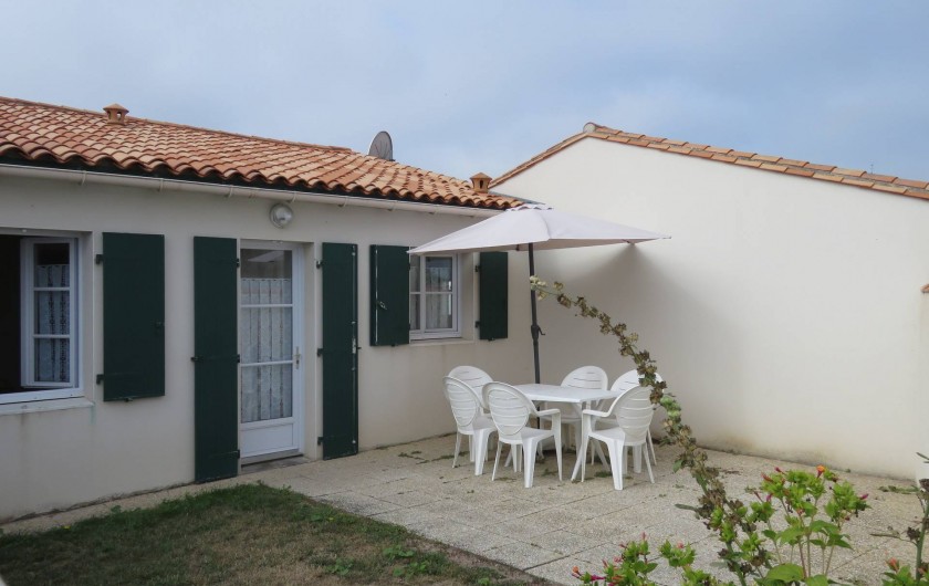 Location de vacances - Villa à Ars-en-Ré - Patio coté rue