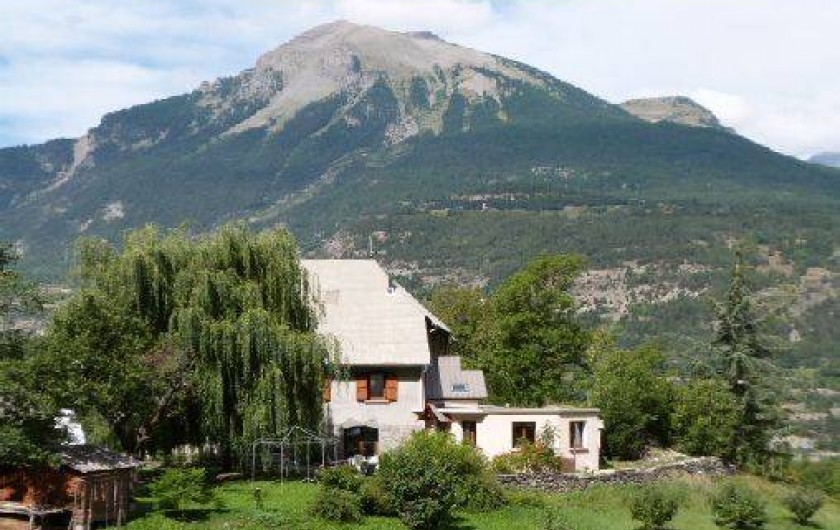 Location de vacances - Gîte à Saint-Clément-sur-Durance - Vue d'une partie de la maison. La cuisine est à droite.