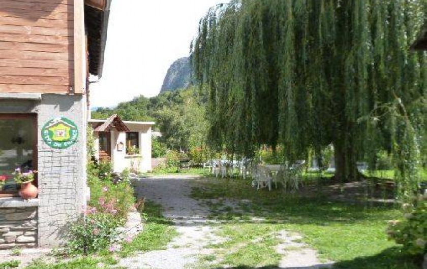 Location de vacances - Gîte à Saint-Clément-sur-Durance - Au fond, l'entrée du gîte. Salon de jardin sous le saule pleureur.