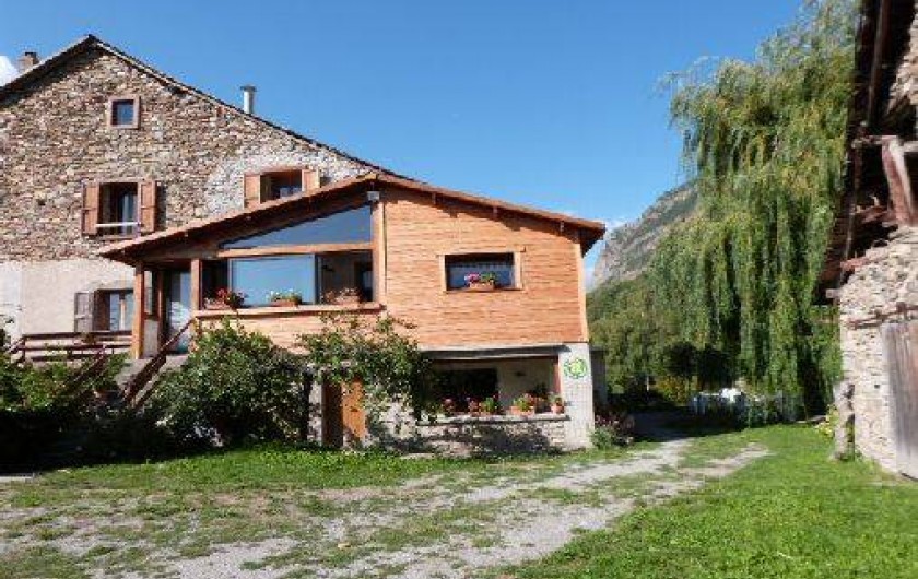 Location de vacances - Gîte à Saint-Clément-sur-Durance - Vue de la façade de la maison