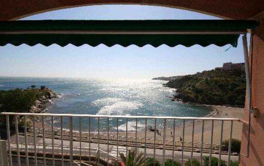 Location de vacances - Appartement à Banyuls-sur-Mer - Vue depuis les trois balcons. Table et chaises extérieures sur SàM