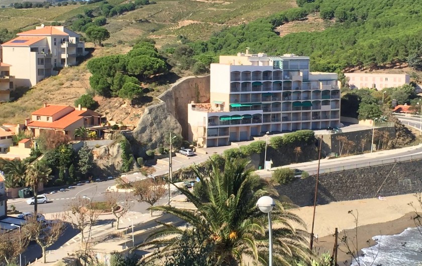 Location de vacances - Appartement à Banyuls-sur-Mer - Plage des Elmes en bas de l'immeuble